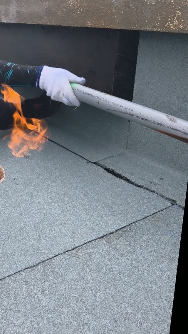 防水シートを熱で接着する施工の手元